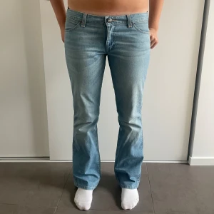 vintage wrangler jeans - Säljer nu dessa super snygga jeans från wrangler💕 De har en väldigt snygg modell med låg midja och flared i benen. Det finns dock ingen stretch i tyget och jag skulle säga att de passar någon som bär 36/38🫶🏻 Tyvärr finns det en liten fläck baksida lår