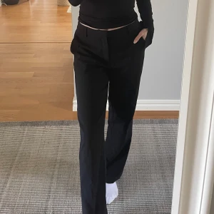 Kostymbyxor - Kostymbyxor från Gina, skulle säga att det är mid waist modell. Bra längd på mig som är 1,63 🤍