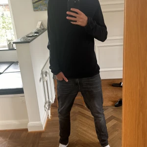 Jack Jones tröja - Den är storlek s men sitter väldigt stor i armarna så passar m också. Är i väldigt bra skick har användt den 3 gånger.