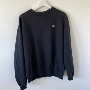 Vintage Champion sweater - Svart vintage Champion tröja. Tecken på användning men fortfarande bra skick. Inte solblekt. Storlek L