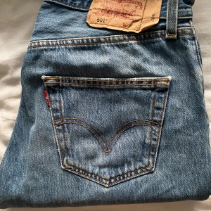 Levi’s 501 lågmidjade straight jeans - Säljer dessa supersnygga jeans pga att de är för små i midjan för mig. Storleken är W32 L32 men jag skulle säga att de är långa och passar från S-M. Nypris 1249kr💕