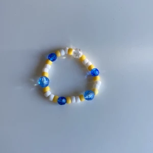 Guligt Stockholmsstil armband 💙💛🤍 - XS armband gjort med pärlor med matta färger! 💙💛🤍 Hör av er om intresse eller om ni vill ha mer bilder!! ❤️