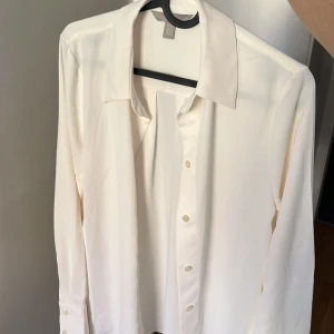 Vit avslappnad skjorta/blus - Aldrig använd 