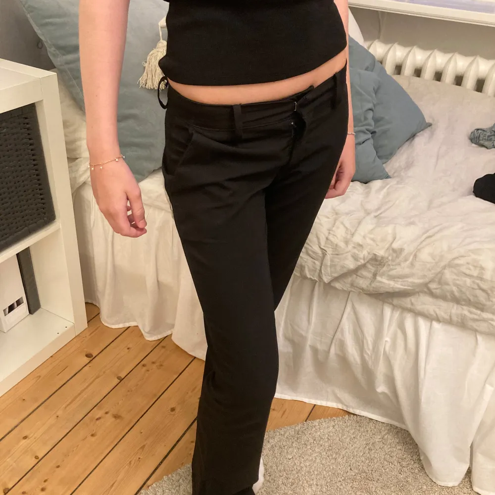 Modellen Vera med Lågmidjade byxa och slits, använda men inte slitna, original pris 499! Jag säljer då de blivit alldeles för små för mig! 💕💕💕. Jeans & Byxor.