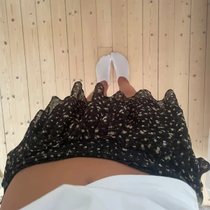 Blommig volangkjol  - Blommig volangkjol, går att vika ned om man vill ha kortare!🌼