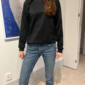 Snygga svart tröja med volanger - En svart MOLO tröja med volanger i storlek 176  Extremt skön och har nästan ett lite mitalligt utseende🖤💕💕 Pris kan diskuteras 👍👍