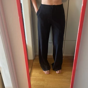 Bästa kostymbyxan - Supersköna kostymbyxor från Kappahl! Liten fläck på benet