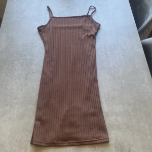 Ribbad klänning - Ribbad klänning Knappt använd 