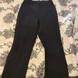 Kostymbyxor🖤 - Helt oanvända svarta kostymbyxor. Säljer då dem inte passar mig. Går att googla på för att se hur de ser ut på🖤