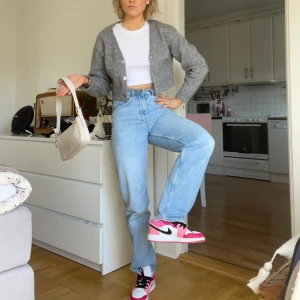 Jeans - Ljusa jeans me bästa passformen. Älskar hur dom sitter och längden är perfekt på mig som är 168 cm 