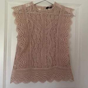 Zara Spets Blus - Super fin spets topp från zara, helt i nyskick! Jätte fin puderrosa färg💕 Passar även den som bär strl s!💘