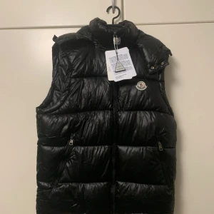 Moncler väst - Ny med prislapp strl: M 