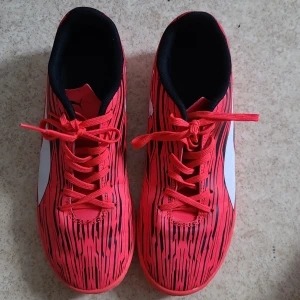 Puma skor storlek 40 - Puma skor storlek 40, färg rosa/svart. Inget fel på skorna skick 9/10