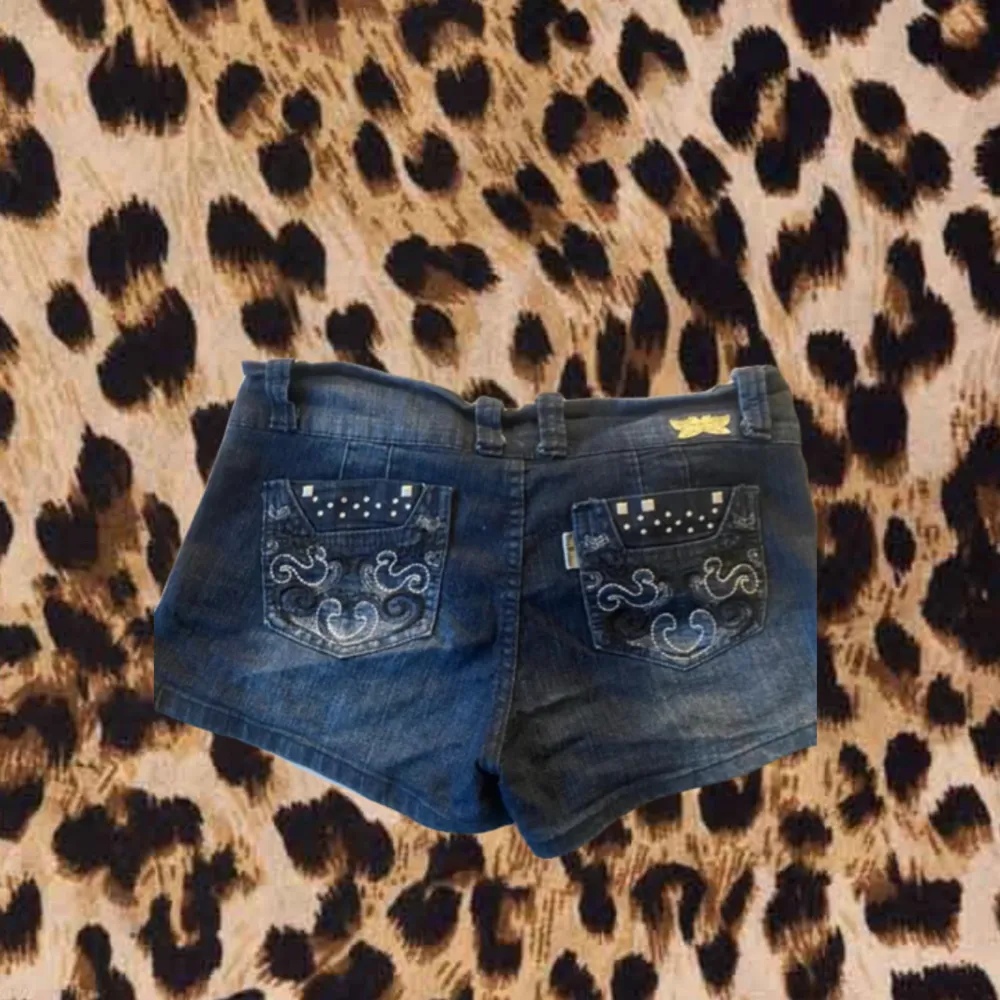 jättecoola mörkblåa jeanshorts med dekor på fickorna och på framsidan. från ’hot product’. använda ca. 2 gånger. ungefär storlek XS/S.  köpta några år sedan för 225kr och går inte att få tag på nåmer. . Shorts.