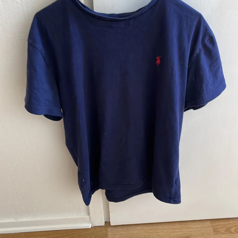 Ralph lauren t-shirt storlek M passar s. Mörkblå röd logga typ aldrig använt bra skick. Pris kan diskuteras. T-shirts.