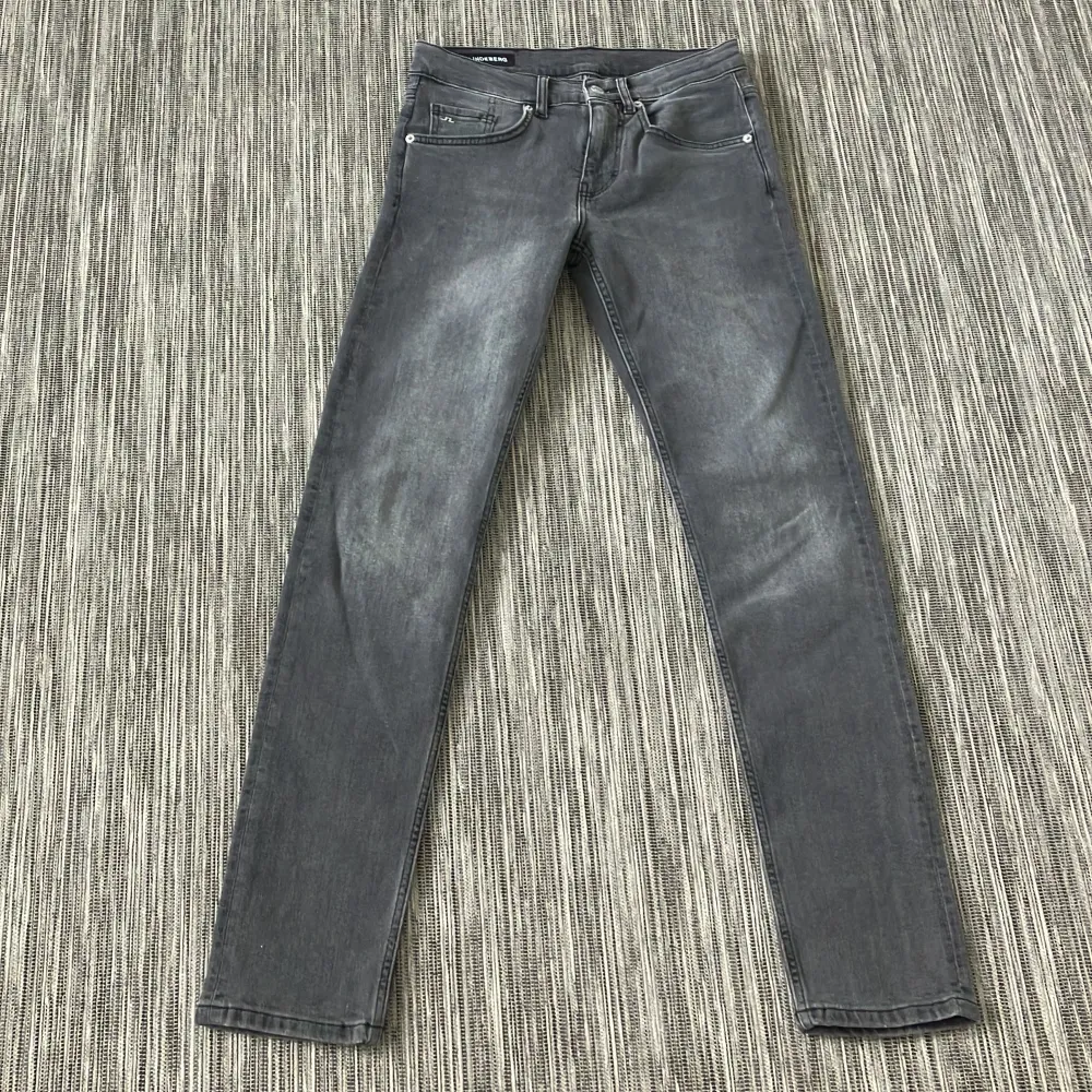 Snygga jeans från j.lindberg med 10/10 skick nypris 899 mitt pris 200 kan gå ner lite i pris vid snabb köp. Jeans & Byxor.