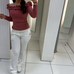 Topp - Säljer denna top från H&M, använd ett fåtal gånger och har inga defekter osv.