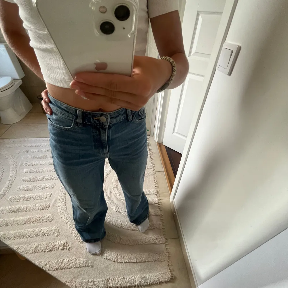 Super snygga wide leg jeans från Lindex💗 Säljer pga att dem inte kommer till änvändning längre. Innerbenslängd=76cm. Jeans & Byxor.