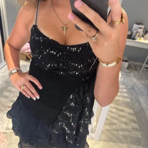 Glittrig fest topp  - Jätte fin glittrig svart fest topp❤️
