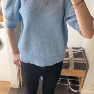 Stickad t-shirt - Blå stickad t-shirt, lite nopprig därav priset men går bort om du har en nopperborttagare💖