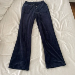Juicy couture blå - Perfekt skick mörkblåa juicy couture byxor i storlek xs! 