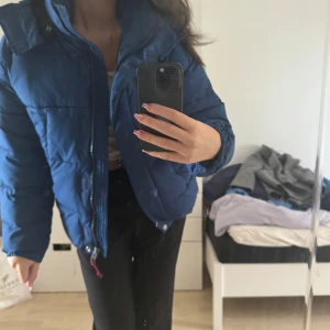 Puffer jacka från LEE - En jättefin blå pufferjacka från LEE som ej kommer till användning 💙😢 Har använts ca 5 gånger förra vintern. Den har även en tunn luva. Skriv för mer bilder och priset kan såklart diskuteras☺️