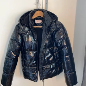 Vinterjacka  - Säljer denna svarta vinterjacka från Nelly som knappt använts. Den är i ny skick och kostar 799kr om man köper den från Nelly. 