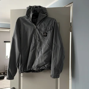 Bvaldi windbreaker - En riktigt fet windbreaker som är som sticker ut den är riktigt stilig! Jag har användt den Max 5 gånger och det är för den var lite kort i armarna så den är helt ny! Skriv om du har en fråga! Ny pris denna är 1400kr! 
