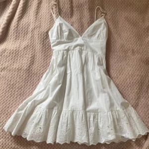 Sommarklänning🤍 - Så söt sommarklänning, bra skick🙌🏼💕första två bilderna är lånade💕💕