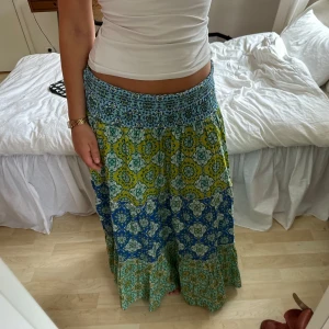 grön blå långkjol från zara  - säljer denna fantastiska långkjol från zara i storlek XS!! mycket bra skick och använd ca 2 gånger. skriv för fler bilder. längd: 93 cm. midjemått tvärs över: 34-40 cm (stretchig resår)