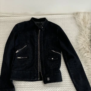 Vintage denimjacka - jag säljer den a otroligt fina vintage denim jackan. den är endast använd en gång och säljs eftersom den inte kommer till användning, annars är dne i ett nytt skick. den är i storlek M men sitter perfekt på mig som har storlek S och är 165 cm.