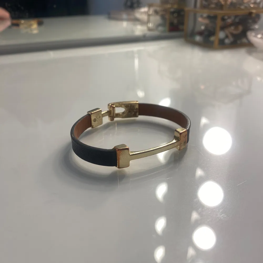 Säljer detta fina armband med gulddetalj då de tyvärr inte längre kommer till användning💕 de är använt och därför är färgen lite bortskrapad i kanterna. Accessoarer.