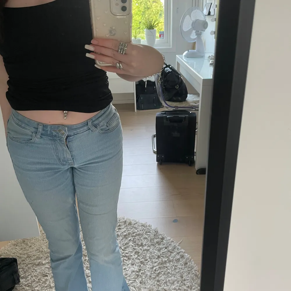 Säljer dessa fina blåa jeans som är mid waist, pga att dom ej används längre. Dom är använda men som nya. Storlek Xs men passar mig dom har S i vanliga fall.. Jeans & Byxor.