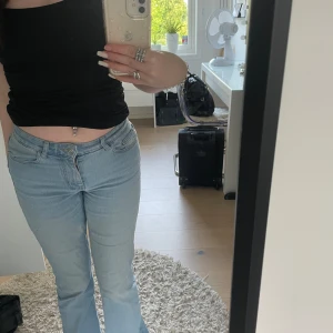 Mid waist jeans - Säljer dessa fina blåa jeans som är mid waist, pga att dom ej används längre. Dom är använda men som nya. Storlek Xs men passar mig dom har S i vanliga fall.