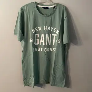 Gant T-shirt i storlek 158/164, passar xs/s. Använd sällan så väldigt bra skick 💕