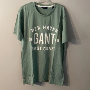 Gant T-shirt  - Gant T-shirt i storlek 158/164, passar xs/s. Använd sällan så väldigt bra skick 💕