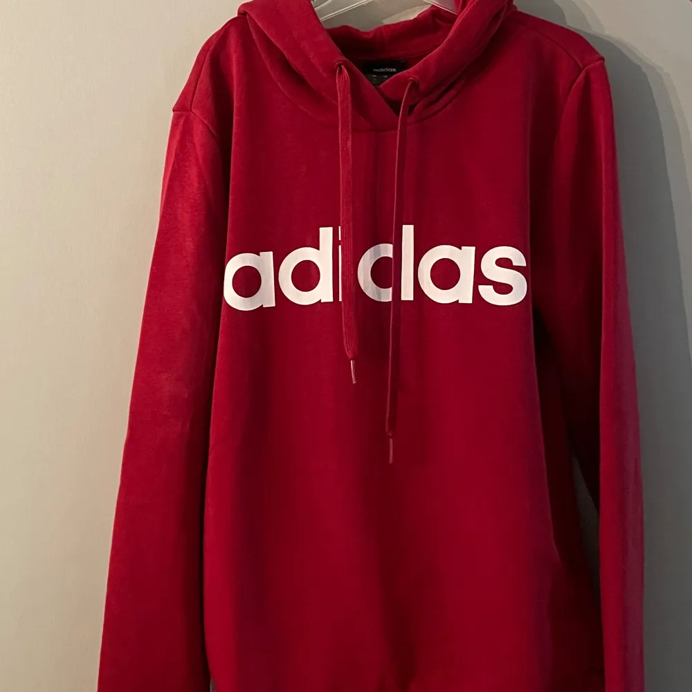 Super fint adidas set i jättefin mörkröd. Storlek xs, aldrig använt då det var lite stort för mig 🩷. Hoodies.