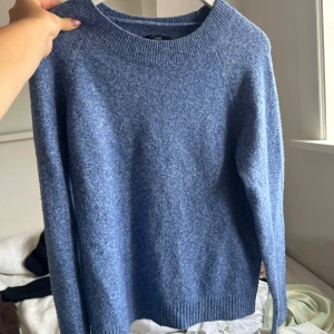 Vera Moda stickad tröja - Säljer min stickade tröja ifrån Vera Moda i denna mörkblåa färg som inte säljs mer. Den är i super bra skick. Storlek M men passar lika bra på XS, S 