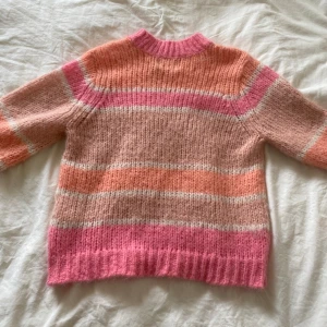 Somrig stickad tröja - Sååå söt tröja som är perfekt till kalla sommarkvällar!!🥰 den har en liten maska på framsidan men går att fixa!! kontakta mig vid eventuella frågor! Köp nu är på🥰