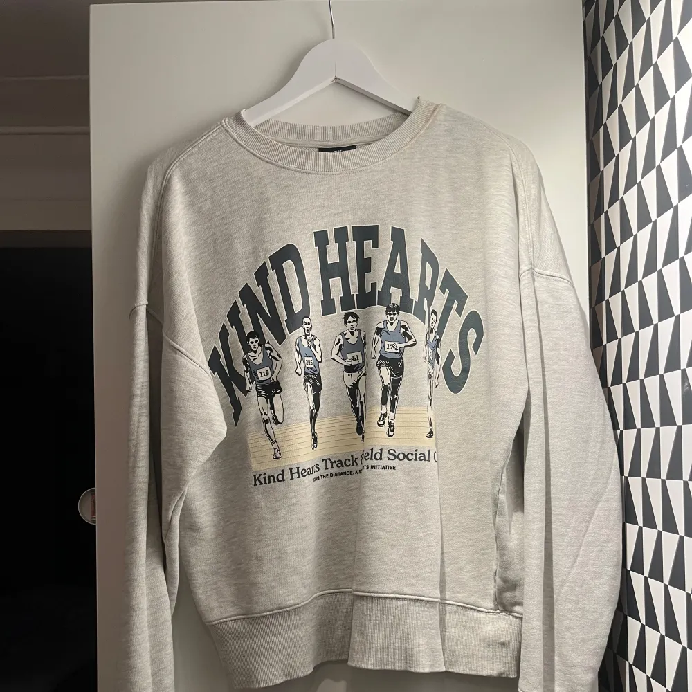 Grå sweatshirt från H&M med tryck. Använd fåtal gånger. Storlek S. . Tröjor & Koftor.