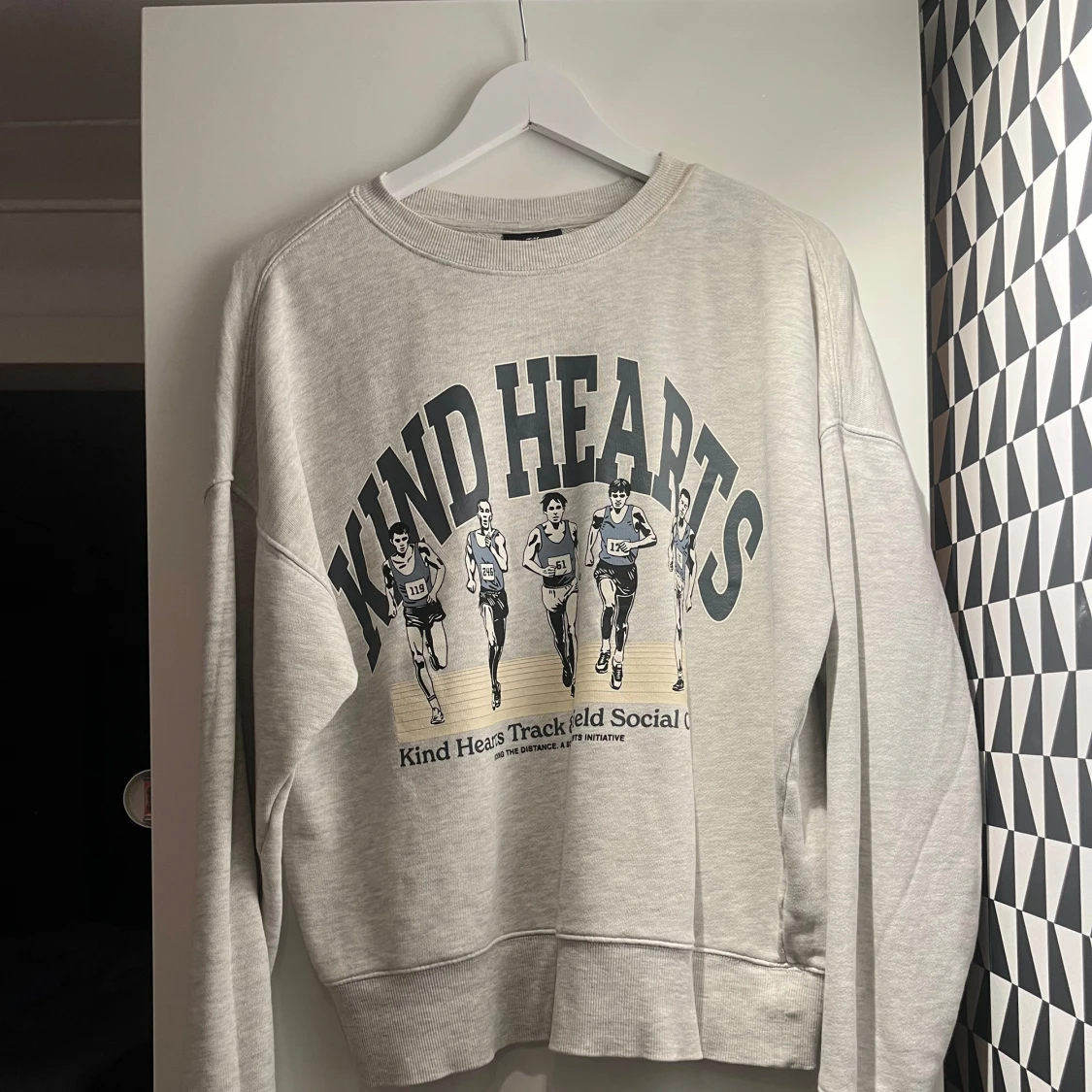 Grå sweatshirt från H&M.