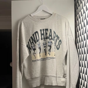 Grå sweatshirt från H&M. - Grå sweatshirt från H&M med tryck. Använd fåtal gånger. Storlek S. 