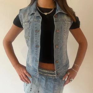 Så cool jeansväst!  - Världens coolaste jeansväst, aldrig använd. Perfekt för hösten💛💛