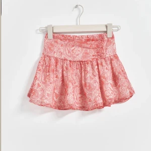 Röd/rosa kjol från Gina Young  - Super söt kjol från Gina Young❣️ är i toppen skick!🥰 använt få gånger!💘ser lite mer rosa ut än vad den gör på andra bilden!❤️