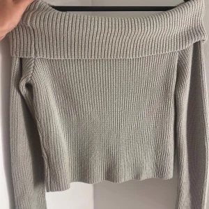 Stickade tröja - Säljer den här stickade offshoulder tröjan! 😊