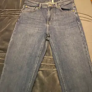 Högmidjade Weekday jeans i bra skick orginal pris 590 säljs få dom inte används