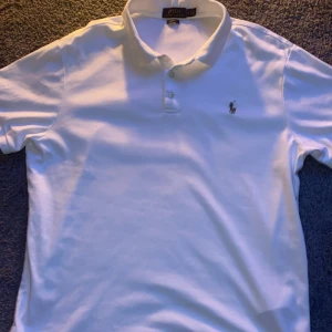 Ralph lauren pike - XL Slim fit. 10/10. Inget slit alls. Varit i garderoben länge men aldrig använts. Kom gärna och fråga för bilder. Skulle gissa på längden 180-186