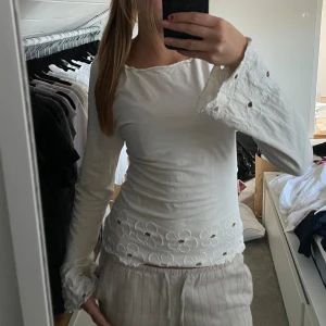 Topp - Fin vit topp från Vero Moda. Storlek M men passar S då den är lite insydd i midjan! 