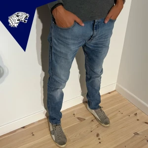TIGER OF SWEDEN JEANS - Tiger of Sweden slim fit jeans | Skick: 9/10 | Strl W32 L32 | Modellen är 180 cm | Vårt pris 439kr | Hör av dig om du undrar någonting!