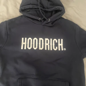 Hoodrich hoodie - Säljer denna snygga hoodrich hoodien för att den aldrig har passat mig riktigt så den är nyskick 10/10 inga defekter 